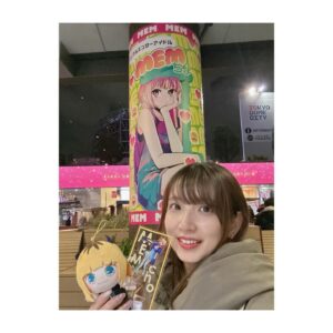 Rumi Okubo Instagram - ⁡
⁡
コミックス完結記念 特別企画
【推しの子】THE LAST STAGE 
in TOKYO DOME CITY
⁡
開催初日に夜、そして
明るいうちに写真を撮りたいのと
せっかく作った痛バッグを持って
行きたくて、先日も
行ってきましたー✨😈
⁡
東京ドームシティやラクーアに推しの子が
いっぱいで、館内放送も
推しの子仕様になっております📢
⁡
⁡
痛バも無事デビューして、
見回しても推しの子空間なのが
嬉しくて楽しくて、
出演している役者としてもですが、
1ファンとしてもとても楽しんできました！
⁡
コラボドリンクも飲みましたよ〜🥤(๑°༥°๑)
マンゴーのドリンク美味しかったです🥭
⁡
コラボ期間はあと1週間！！
まだの方は是非東京ドームシティに
足を運んでくださいね(ง ˙ω˙)ว
⁡
よろしくお願いします💛
⁡
痛バッグの作り方も載せておきます👜
作るのも楽しかった〜♪
⁡
⁡
#推しの子
#推しの子完結
#東京ドームシティ
#ラクーア
⁡
⁡