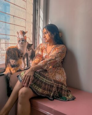 Rupali Wakode Instagram - Vibe is vibing🤓
Winters   Sunlight   Cats❤️💕

#metime #afterlongtime #selfportrait #winter #holiday