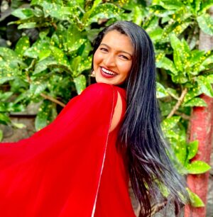 Rutuja Kulkarni Instagram - Smile so bright that it gets REDiculously contagious! 🤭❤️😜 

📸 : @the_weekend_girl_ my CuTEAAA 😘

#traditional #marathiactress #marathimulgi #rutujacoolkarni #rutujakulkarni #ggmc #constablemanju #starpravah #sunmarathi #maharashtra #mumbai #sunshine