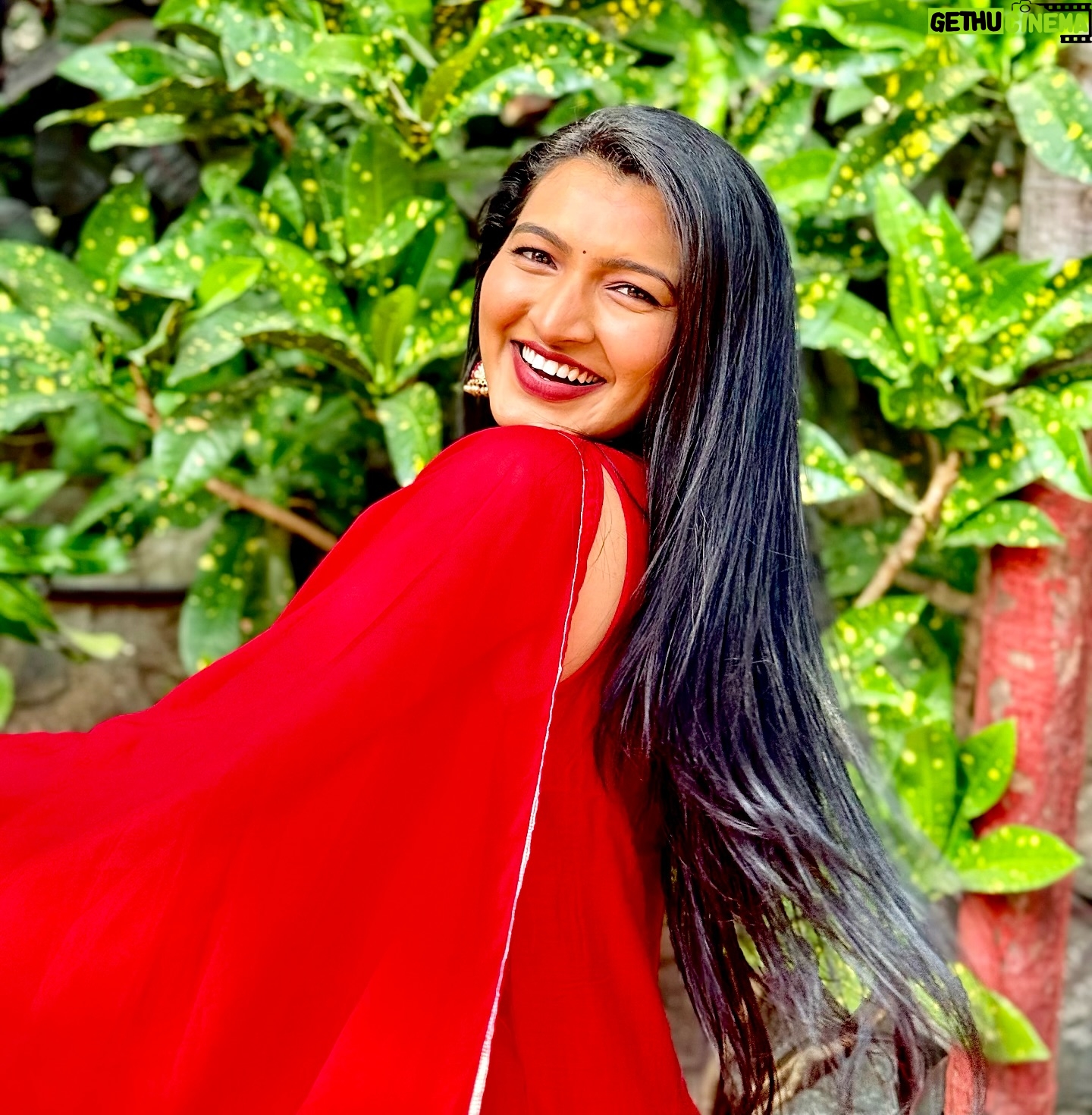 Rutuja Kulkarni - 5.3K Likes - Smile so bright that it gets REDiculously contagious! 🤭❤️😜
📸 : @the_weekend_girl_ my CuTEAAA 😘
#traditional #marathiactress #marathimulgi #rutujacoolkarni #rutujakulkarni #ggmc #constablemanju #starpravah #sunmarathi #maharashtra #mumbai #sunshine