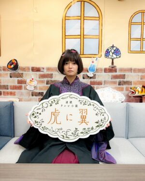 Ryoko Kobayashi Instagram - .
2024年。
毎日心震える日々を過ごしました。

俳優業は今年も沢山の作品に出会えました。
中でも「虎に翼」は
沢山の方に知っていただく機会となり
まさか毎年見ていた
紅白にまで携われるとは…
まさに私にも翼をくれた作品となりました🪽

そして、J-WAVE 「early glory」
まさか毎週3時間！
自分の番組を持たせていただけるなんて👂
初めての生放送！挑戦にヒヤヒヤでしたが、
リスナーさんからのメッセージに毎週励まされています。

経営の方では
日経ビジネス電子版
「経営者たちのリンカク」の連載はじめ
沢山の先輩方にアドバイスを頂きながら
5月にアート事業への事業拡大を行い
食糧部会の臨時委員を拝命し
書ききれない程に活動が広がりました。

応援してくださる皆さま
沢山のスタッフさん
俳優も会社も
全力応援してくれるマネージャーさん
AGRIKOの仲間達に支えてもらったおかげで
自分でも信じられない程充実した年になりました。
改めて、感謝です。

来年はすでに楽しみなお知らせが沢山。
私もワクワクしています。

どうぞ皆さま、あたたかくして
良いお年をお迎えください😌

#2024 #年末 #お世話になりました