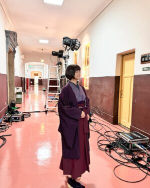 Ryoko Kobayashi Instagram - .
2024年。
毎日心震える日々を過ごしました。

俳優業は今年も沢山の作品に出会えました。
中でも「虎に翼」は
沢山の方に知っていただく機会となり
まさか毎年見ていた
紅白にまで携われるとは…
まさに私にも翼をくれた作品となりました🪽

そして、J-WAVE 「early glory」
まさか毎週3時間！
自分の番組を持たせていただけるなんて👂
初めての生放送！挑戦にヒヤヒヤでしたが、
リスナーさんからのメッセージに毎週励まされています。

経営の方では
日経ビジネス電子版
「経営者たちのリンカク」の連載はじめ
沢山の先輩方にアドバイスを頂きながら
5月にアート事業への事業拡大を行い
食糧部会の臨時委員を拝命し
書ききれない程に活動が広がりました。

応援してくださる皆さま
沢山のスタッフさん
俳優も会社も
全力応援してくれるマネージャーさん
AGRIKOの仲間達に支えてもらったおかげで
自分でも信じられない程充実した年になりました。
改めて、感謝です。

来年はすでに楽しみなお知らせが沢山。
私もワクワクしています。

どうぞ皆さま、あたたかくして
良いお年をお迎えください😌

#2024 #年末 #お世話になりました