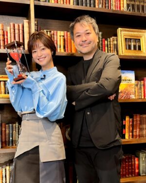 Ryoko Kobayashi Instagram - .
2024年。
毎日心震える日々を過ごしました。

俳優業は今年も沢山の作品に出会えました。
中でも「虎に翼」は
沢山の方に知っていただく機会となり
まさか毎年見ていた
紅白にまで携われるとは…
まさに私にも翼をくれた作品となりました🪽

そして、J-WAVE 「early glory」
まさか毎週3時間！
自分の番組を持たせていただけるなんて👂
初めての生放送！挑戦にヒヤヒヤでしたが、
リスナーさんからのメッセージに毎週励まされています。

経営の方では
日経ビジネス電子版
「経営者たちのリンカク」の連載はじめ
沢山の先輩方にアドバイスを頂きながら
5月にアート事業への事業拡大を行い
食糧部会の臨時委員を拝命し
書ききれない程に活動が広がりました。

応援してくださる皆さま
沢山のスタッフさん
俳優も会社も
全力応援してくれるマネージャーさん
AGRIKOの仲間達に支えてもらったおかげで
自分でも信じられない程充実した年になりました。
改めて、感謝です。

来年はすでに楽しみなお知らせが沢山。
私もワクワクしています。

どうぞ皆さま、あたたかくして
良いお年をお迎えください😌

#2024 #年末 #お世話になりました