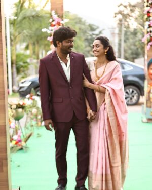 Saanve Megghana Instagram - is Happy! 😍

Happy looking at my family happy
Happy looking the audience laugh crazy 
Happy to have worked with a brilliant talented cast and crew 
Happy listening to those claps by the end of the film 
Happiessst receiving so much love for Vennila! ♥️

#Kudumbasthan #BTS #Family