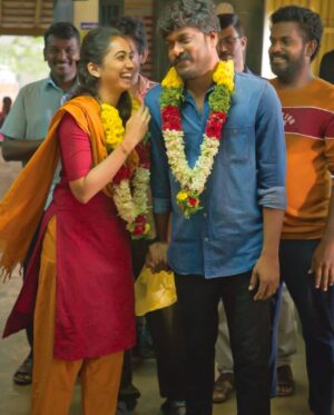 Saanve Megghana Instagram - is Happy! 😍

Happy looking at my family happy
Happy looking the audience laugh crazy 
Happy to have worked with a brilliant talented cast and crew 
Happy listening to those claps by the end of the film 
Happiessst receiving so much love for Vennila! ♥️

#Kudumbasthan #BTS #Family
