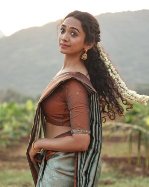 Saanve Megghana Instagram - is Happy! 😍

Happy looking at my family happy
Happy looking the audience laugh crazy 
Happy to have worked with a brilliant talented cast and crew 
Happy listening to those claps by the end of the film 
Happiessst receiving so much love for Vennila! ♥️

#Kudumbasthan #BTS #Family