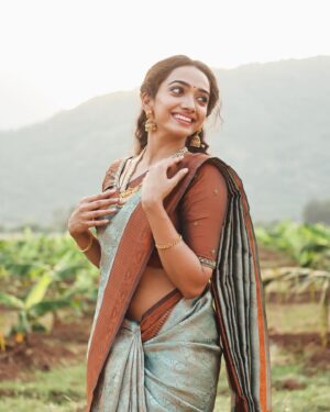 Saanve Megghana Instagram - is Happy! 😍

Happy looking at my family happy
Happy looking the audience laugh crazy 
Happy to have worked with a brilliant talented cast and crew 
Happy listening to those claps by the end of the film 
Happiessst receiving so much love for Vennila! ♥️

#Kudumbasthan #BTS #Family