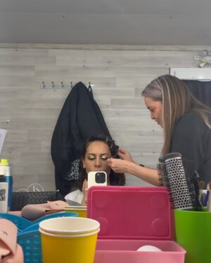 Sabina Akhmedova Instagram - Мы закончили снимать наш проект «Мэтч», в котором было очень много любви, прежде всего благодарю нашему прекрасному режиссеру @chaochizh ❤️‍🔥 Отдельный поклон департаментам по гриму и костюму, которые делали невозможное и создавали абсолютное волшебство. Пусть у нас всё сложится и эта любовь передастся через экран.🙌
Foto by @sophia.arzhanykh 
За украшения спасибо @jewel4you