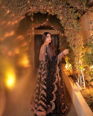 Saboor Aly Instagram - Let’s flip to traditional 🪔
.
.
.
@hussainrehar.official 🖤