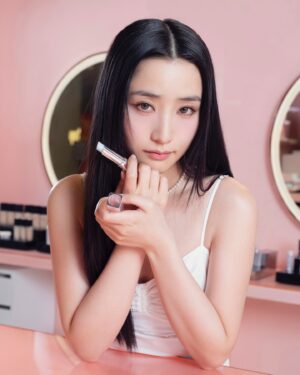 Sabrina Cheung Instagram - Lip balm that feels like candies ? 🍭 🍬 
Love my new customised Dior Addict Lip Glow for a fuller, visibly plumper and smoother looking lips for 48 hours 💋 

From cool pinks to vibrant raspberries to radiant nudes, I’m obsessed with this latest Dior Addict collection with 20 ph-activated colors happens to be both warm and cool tones. 

my 💄: 078 Icy Blue
@DiorBeauty #DiorAddict #DiorMakeup #DiorBeautyLovers