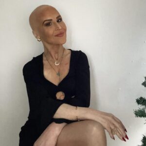 Sabrina Perquis Instagram - 6 mois de traitements…

Encore un sacré chapitre dans ma vie, un parcours bien singulier qui ne ressemble à rien de ce que j’ai déjà affronté.

Depuis 43 ans, je me bats contre la muco, une maladie tout aussi exigeante que beaucoup ne voient pas, mais qui demande une énergie de dingue et qui, au passage, m’a appris à encaisser les coups avec une sacrée résilience.

ce que je traverse aujourd’hui avec ce cancer, là encore , je crois qu’il n’y a que ceux qui l’ont vécu ou qui le vivent qui peuvent vraiment comprendre.

Comment mettre des mots sur l’indicible ?

Comment expliquer ce qu’on garde en silence, ce qu’on essaie de dire mais qui reste coincé, perdu dans un tunnel que si peu peuvent vraiment percevoir ?

Ce combat, ite dépouille et te met à nu. Il te pousse à trouver des forces que tu ne pensais même pas avoir. Parfois, c’est une question de vivre. Parfois, juste de survivre.

Il y a des jours où tout est si violent que ça semble presque insurmontable. Mais ça ne l’est pas…

Il y a aussi de belle choses qui se passent et 

Qui continuent de nous transformer …. 

À mi-chemin de ce combat, il renforce en moi aussi trois choses essentiels :

Apprendre à m’aimer. Même dans l’adversité la plus dure. Accepter mon corps, même chamboulé, et mon esprit, même complètement tourmenté .

Prendre soin de moi. De mon esprit, de mon corps et de mon âme, même quand la douleur et la fatigue m’attaquent de tous les côtés.

Par dessus tout : 

Continuer de sourire. Parce que ce sourire, je me le suis toujours promis. Un sourire pour éclairer mon chemin, pour me rappeler que je mérite la vie, même dans la tempête. Un sourire à la vie, un sourire pour moi, pour honorer tout ce que je traverse et tout ce que je suis.

Le chemin est encore long, mais les nouvelles sont bonnes 🙏✨

Prenez soin de vous, et surtout, vivez à fond, sans attendre.

#cancer #cancerdusein #cancerfighter