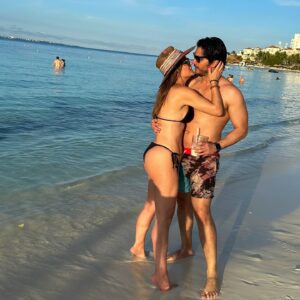 Sabrina Seara Instagram - 🌴✨ Llenándonos de la buena energía del mar en este paraíso.  El 2025 un año de mucha magia 💙 gracias @intercontinentalcancunresort un  lugar que ya se ha convertido en nuestro favorito en Cancún. 🥳 #Cancún #HotelPresidentecancun #EnergíaPositiva