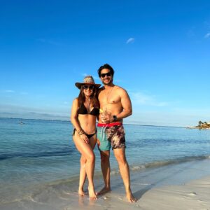 Sabrina Seara Instagram - 🌴✨ Llenándonos de la buena energía del mar en este paraíso.  El 2025 un año de mucha magia 💙 gracias @intercontinentalcancunresort un  lugar que ya se ha convertido en nuestro favorito en Cancún. 🥳 #Cancún #HotelPresidentecancun #EnergíaPositiva