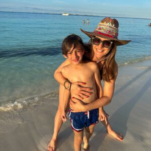 Sabrina Seara Instagram - 🌴✨ Llenándonos de la buena energía del mar en este paraíso.  El 2025 un año de mucha magia 💙 gracias @intercontinentalcancunresort un  lugar que ya se ha convertido en nuestro favorito en Cancún. 🥳 #Cancún #HotelPresidentecancun #EnergíaPositiva