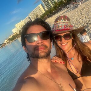 Sabrina Seara Instagram - 🌴✨ Llenándonos de la buena energía del mar en este paraíso.  El 2025 un año de mucha magia 💙 gracias @intercontinentalcancunresort un  lugar que ya se ha convertido en nuestro favorito en Cancún. 🥳 #Cancún #HotelPresidentecancun #EnergíaPositiva