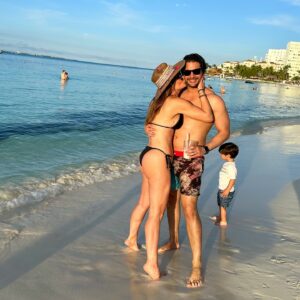 Sabrina Seara Instagram - 🌴✨ Llenándonos de la buena energía del mar en este paraíso.  El 2025 un año de mucha magia 💙 gracias @intercontinentalcancunresort un  lugar que ya se ha convertido en nuestro favorito en Cancún. 🥳 #Cancún #HotelPresidentecancun #EnergíaPositiva