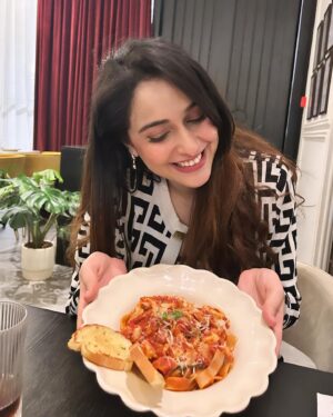 Sadia Khateeb Instagram - Never said NO to fun and food 🤍🤎❤️🖤