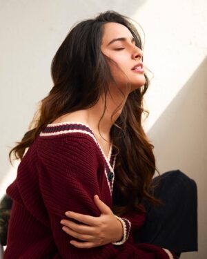 Sadia Khateeb Instagram - Not letting the winters go 🐞💅🏻

@sjframes @stylingbyvictor @sohail__mughal___ @melwanishweta @yashdeeps7 @contraststudiosmumbai
