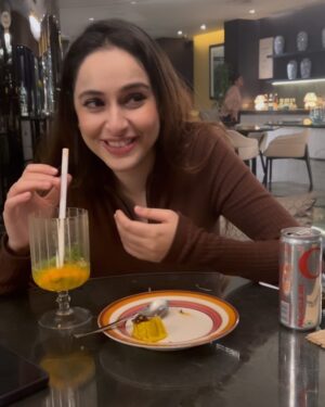 Sadia Khateeb Instagram - Never said NO to fun and food 🤍🤎❤️🖤