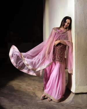 Sadia Khateeb Instagram - Gulabi shaamein 🌸 aur din bhi gulabi ❤️ 

Wearing @bhumikagrover styled by @stylingbyvictor @sohail__mughal___ @styleby_antara 
Hmu by @makeupby_irfan 
Shot by @chitrdev.in 

#diwalifeels