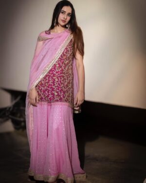 Sadia Khateeb Instagram - Gulabi shaamein 🌸 aur din bhi gulabi ❤️ 

Wearing @bhumikagrover styled by @stylingbyvictor @sohail__mughal___ @styleby_antara 
Hmu by @makeupby_irfan 
Shot by @chitrdev.in 

#diwalifeels