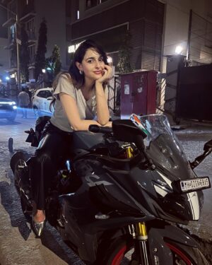 Sadia Khateeb Instagram - Welcoming 2025 be like 👽🖤