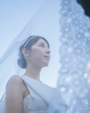 Saeko Kamimura Instagram - .
昨年の12月、沖縄で家族だけの結婚式を挙げました。
当初は白無垢の写真撮影のみの予定でしたが、これまで育ててくれた親への感謝を形にしたいと思い、家族旅行を兼ねた少人数の式を開くことにしました。

先日千葉の実家に帰ったとき、滅多にこのようなことは言わない父が『沖縄、楽しかったなぁ…』と呟いていたのが嬉しかったので、意を決してこの投稿を書いています。

家族だけの結婚式には参加したことがなかったため、盛り上がるか少し不安もありました。しかし、弟や妹（時々姪も！）が司会を手伝ってくれたおかげで、笑顔と涙に包まれる温かな時間に。
アシンメトリーなデザインのドレスは母と選び、ベールは義母が43年前に使った思い出深いものをお借りしました。

両親の涙や幸せそうな笑顔を見て、これまでの数えきれない経験や挑戦を支えてくれた深い愛情を改めて感じ、式を挙げて本当によかったと心から思います。式場はホテルだったので、これからもお互いの両親や家族とともに訪れ、思い出を積み重ねていけたらと思います。