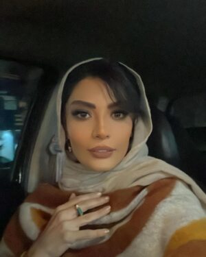 Sahra Asadollahi Instagram - جرأت می خواهد هر روز مقابل روزگار بایستی ، ابرهای ناامیدی اش را کنار بزنی و دنبال خورشید ِ امید بگردی .