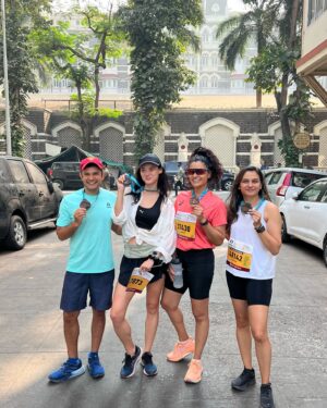 Saiyami Kher Instagram - HM 21.0975 Done and dusted! The @tatamummarathon is always special. Started my running journey in 2016 with the full marathon and I haven’t stopped. Just so heartwarming to see the turn out getting bigger and  better every year, and so wonderful to see so many women doing the half and full! It was an easy enjoyable run for me, without stressing about time :) So proud of my super fit friends @eugeniya.belousova @taras84 @sitaramenon 🙌🏽 

Keep running and see you’ll at the start line next year!
#tatamumbaimarathon