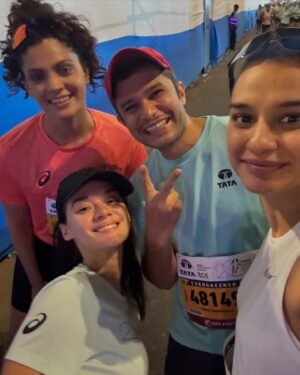 Saiyami Kher Instagram - HM 21.0975 Done and dusted! The @tatamummarathon is always special. Started my running journey in 2016 with the full marathon and I haven’t stopped. Just so heartwarming to see the turn out getting bigger and  better every year, and so wonderful to see so many women doing the half and full! It was an easy enjoyable run for me, without stressing about time :) So proud of my super fit friends @eugeniya.belousova @taras84 @sitaramenon 🙌🏽 

Keep running and see you’ll at the start line next year!
#tatamumbaimarathon