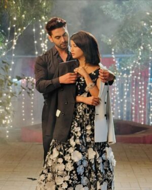 Samridhi Shukla Instagram - Tum chupa na sakogi main wo raaz hunn,
Tum bhula na sakogi wo andaaz hunn… 
goonjta hunn jo dil mein toh hairan ho kyon,main tunhare hee dil kee toh awaaz hunn ❤️ #abhimaan #yehrishtakyakehlatahai