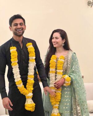 Sana Javed Instagram - Happy anniversary my love 😘 Life is beautiful with you love you hero ♥️🤗
