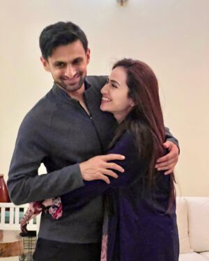 Sana Javed Instagram - Happy anniversary my love 😘 Life is beautiful with you love you hero ♥️🤗