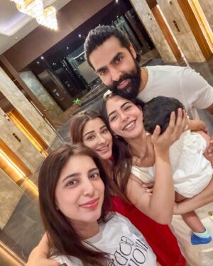 Sana Sayyad Instagram - A Day Well Spent With These Cuties and Baby Doll Imaan♥️😍 
Sorry @imzi995 we had this impromptu selfie session without u 🙈
.
.
#friendsdayout #happydays #goodbivesonly