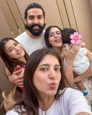 Sana Sayyad Instagram - A Day Well Spent With These Cuties and Baby Doll Imaan♥️😍 
Sorry @imzi995 we had this impromptu selfie session without u 🙈
.
.
#friendsdayout #happydays #goodbivesonly
