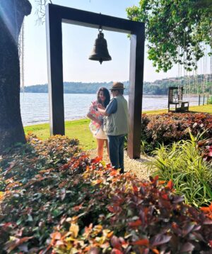 Sanah Kapur Instagram - Weathering the waves together….here comes a vacation photo dump…🏖️🥰

#famjam #goa #vacation #travel #travelling #photodump #family #love #incredibleindia