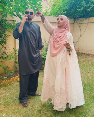 Sanam Chaudhry Instagram - Choosing the background for pictures has always been difficult for us and then the pose ! 👻
@someechohan these are the best ones out of all 😝
We had a good eid Alhamdulillah..
How about you ? 

Wearing @shaposh_official