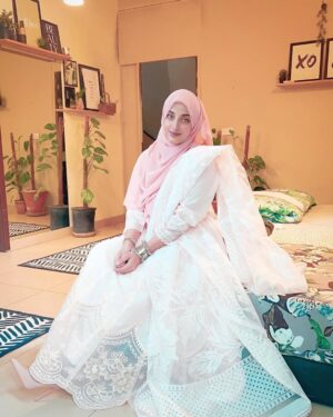 Sanam Chaudhry Instagram - Eid mubarak 🌸
Have a good day all 
@shaposh_official  thankyou for always making my eid beautiful 🪷
@pr_by_zainab