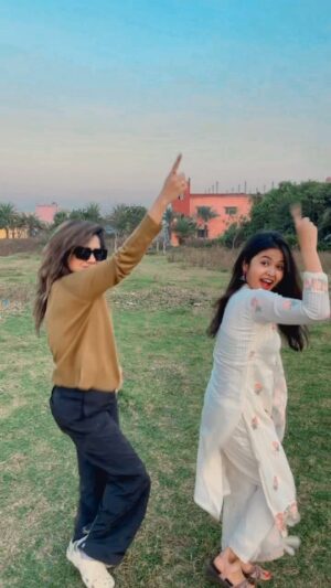 Sanchari Mondal Instagram - Western VS traditional 🔥❤️ Bombai ki ranu😜🔥 

#roshninandi #sancharimondal #reels #cute #love #foryou #reelitfeelit #viral #smile #explore #trending #dance #hitsong #bollywood