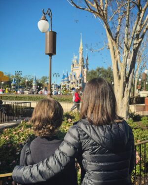 Sandy Instagram - Dias mágicos pra terminar de encher o tanque de amor e alegria antes de mergulhar de vez em 2025… 
Obrigada, @disneyworld.brasil!! 💜🙏🏻