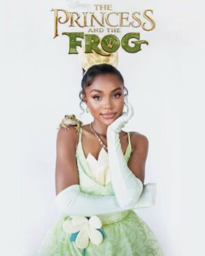 Saniyya Sidney Instagram - Or who votes for Princess Tiana for Halloween? Say hello to my little friend. 🐸💚
