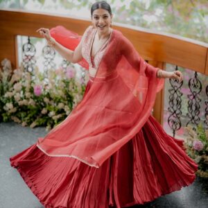 Santhi Mayadevi Instagram - Channeling desi swag❤️
@styledbysmiji🥰🥰
#slayinginred❤️#splashoftradition#ineverystitch#twirlsandswirls#joyful#indianweddingwear#lehenga#red#traditionaljewellery.
Red Lehenga @kalaakaari❤️
 Jewellery @planetjewel 
Hair and eye @binzugopalan