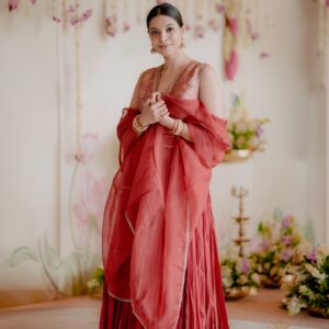 Santhi Mayadevi Instagram - Channeling desi swag❤️
@styledbysmiji🥰🥰
#slayinginred❤️#splashoftradition#ineverystitch#twirlsandswirls#joyful#indianweddingwear#lehenga#red#traditionaljewellery.
Red Lehenga @kalaakaari❤️
 Jewellery @planetjewel 
Hair and eye @binzugopalan