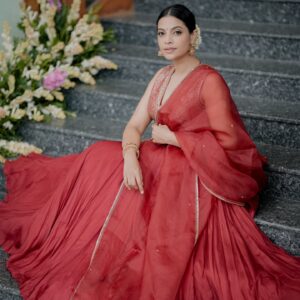 Santhi Mayadevi Instagram - Channeling desi swag❤️
@styledbysmiji🥰🥰
#slayinginred❤️#splashoftradition#ineverystitch#twirlsandswirls#joyful#indianweddingwear#lehenga#red#traditionaljewellery.
Red Lehenga @kalaakaari❤️
 Jewellery @planetjewel 
Hair and eye @binzugopalan