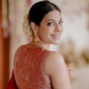 Santhi Mayadevi Instagram - Channeling desi swag❤️
@styledbysmiji🥰🥰
#slayinginred❤️#splashoftradition#ineverystitch#twirlsandswirls#joyful#indianweddingwear#lehenga#red#traditionaljewellery.
Red Lehenga @kalaakaari❤️
 Jewellery @planetjewel 
Hair and eye @binzugopalan