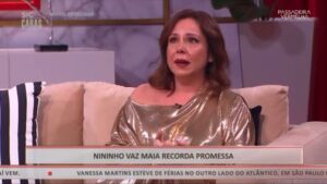 Sara Norte Instagram - No dia em que eu soube que a tua mãe tinha partido, só pensei: “Foda-se! Devia ter lá estado!”. Mas foi muito difícil ver a sua degradação, dia após dia, a vir ter comigo a pedir ajuda, mas a ajuda que eu não queria dar, porque a que eu tinha, ela não queria. A tua mãe era uma diva para nós, mais novos, naquela rua onde a víamos a sair de casa dos teus avós e nos fazia sonhar, parávamos o jogo da bola, que se jogava à porta do prédio, para lhe dar passagem. Mais tarde as idades encontraram-se na vida adulta e tornámos-nos amigos, tal como ainda hoje sou do teu pai. Que privilégio que era para mim aquela amizade, que amor e carinho que tinha aquela amizade, a mesma que tu herdaste, até porque devo isso à Carla (Lupi), passar toda a amizade que lhe tinha, para ti. Fico feliz pelo ser humano extraordinário que te tornaste e estou certo que ela, lá do cimo, está muito orgulhosa de ti. Beijo Miúda! 🤍