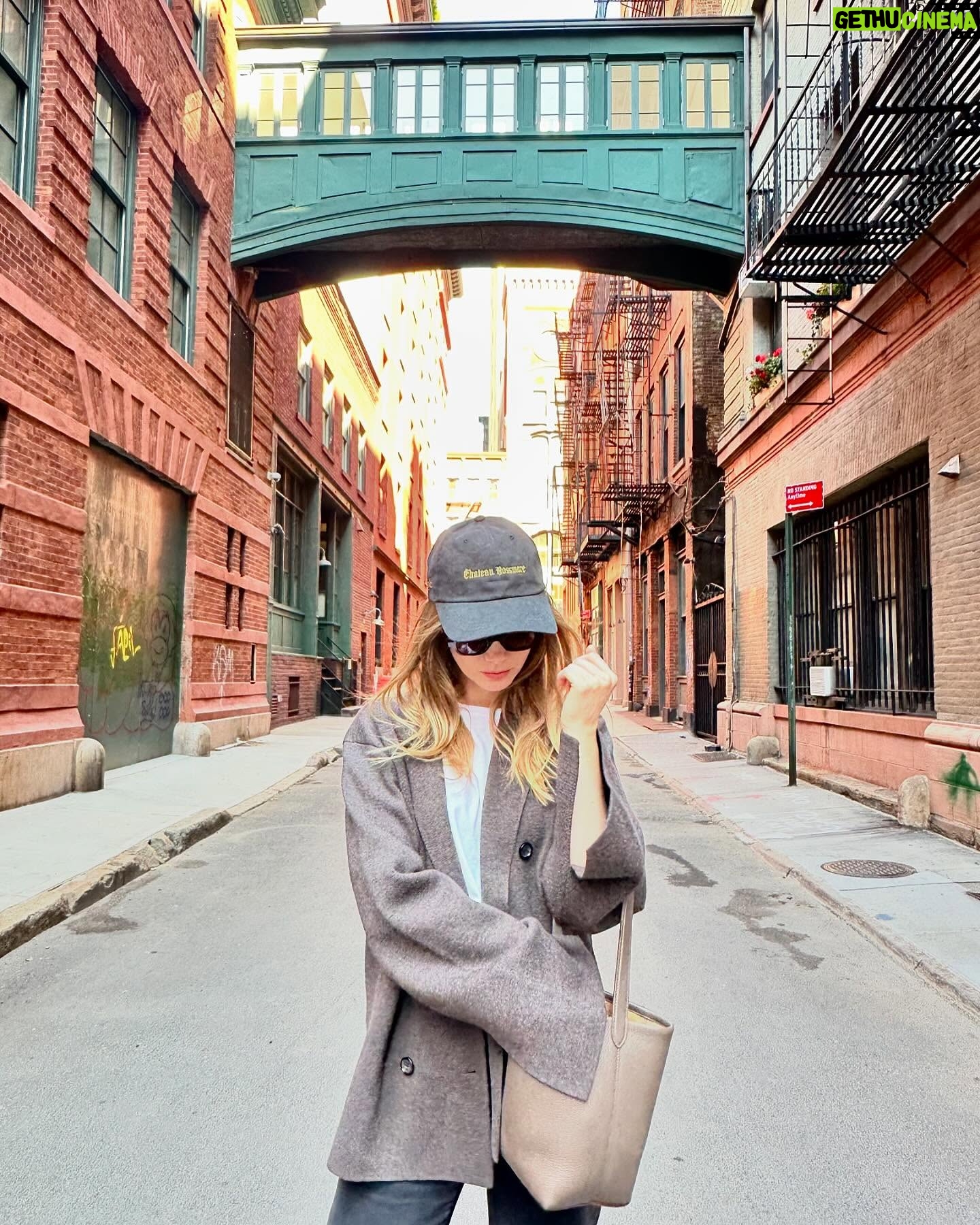 Sara Paxton - 2.7K Likes - 🍂living for fall 🗽🤎 @ivanarose @glbproperties