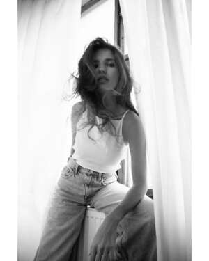 Sara Sandeva Instagram - Sara

#girl #actress #portrait #portraitphotography #photography #photo #photoshoot #blackandwhite #blackandwhitephotography #natural #naturallight #sunset #jeans #canonphotography #canonczsk