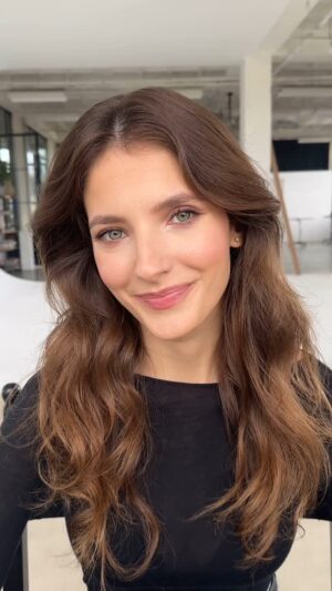 Sara Sandeva Instagram - Moja nejkrasnejsi @sarasandeva❤️ #actress #backstage #photoshoot 
Makeup products💄
@armanibeauty @weledacz #hairproducts @kevin.murphycz