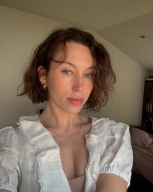 Sarah Close Instagram - a year i keep pinching myself that i was so lucky to have 

~ released 2 EPs of my fav music i’ve ever made 
~ co writing kisses, my first PLATINUM record, watching it climb the charts across the world, a top 5 record in the uk, no 1 uk dance, no 1 dance in australia for 20 weeks, hearing it all over the radio… and it ending up on a bloody NOW album 😭 
~ cut all my hair off 
~ first time visiting canada 
~ spent months living and travelling the US 
~ a gazillion flights and jet lag naps 
~ first time i drove on the wrong side of the road 
~ first time working in abbey road studios 
~ threw myself off a couple mountains 

and in between it all so many other wonderful moments